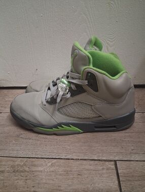Men's High-Top Athletic Sneakers in Light Gray and Green Jordan 5 Retro
